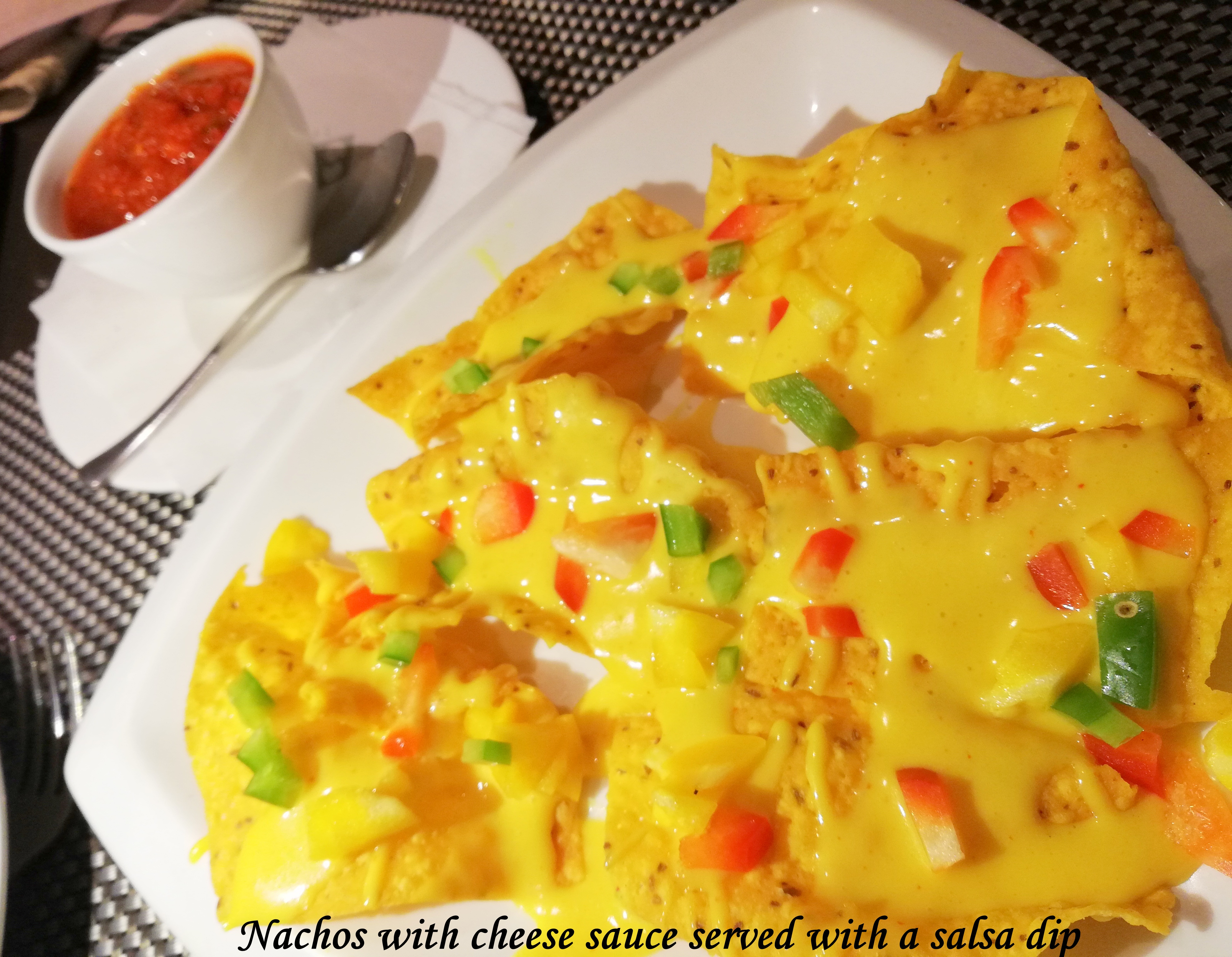 Nachos with cheese sauce - Little Italy